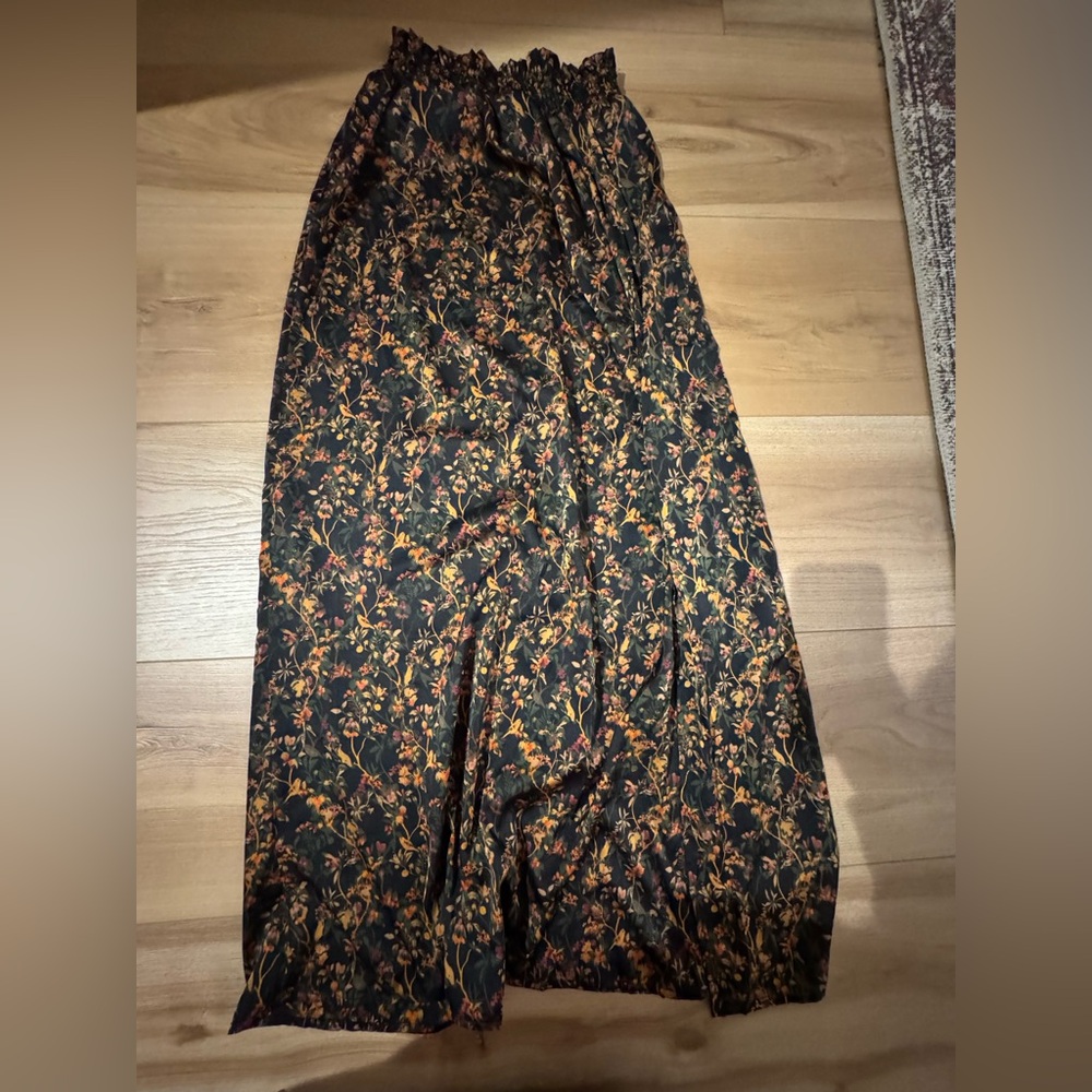 Floral silk dress perfect for the fall/winters with slit